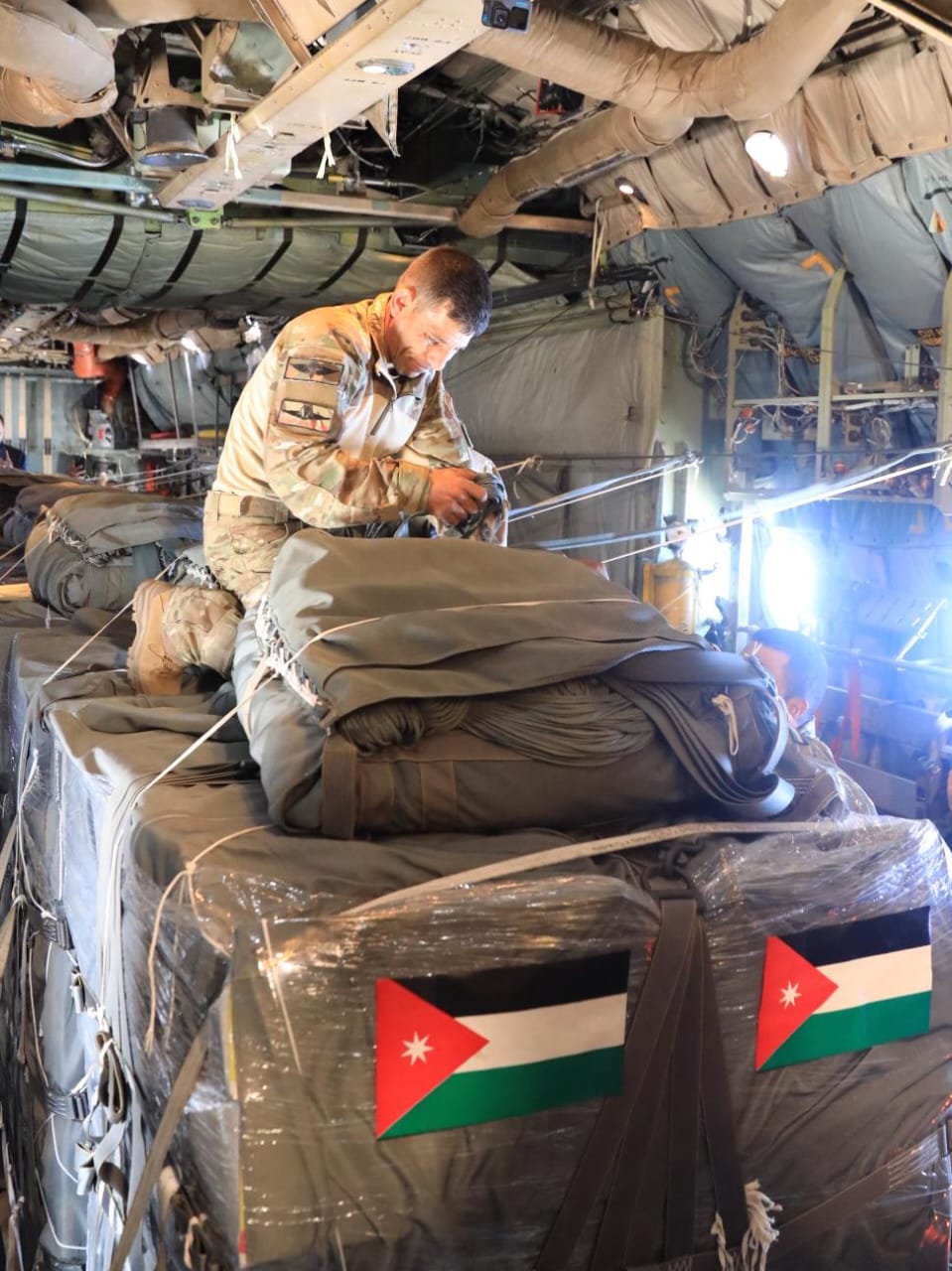 القوات المسلحة الأردنية ونظيرتها الإماراتية تنفذان إنزالين جويين على قطاع غزة