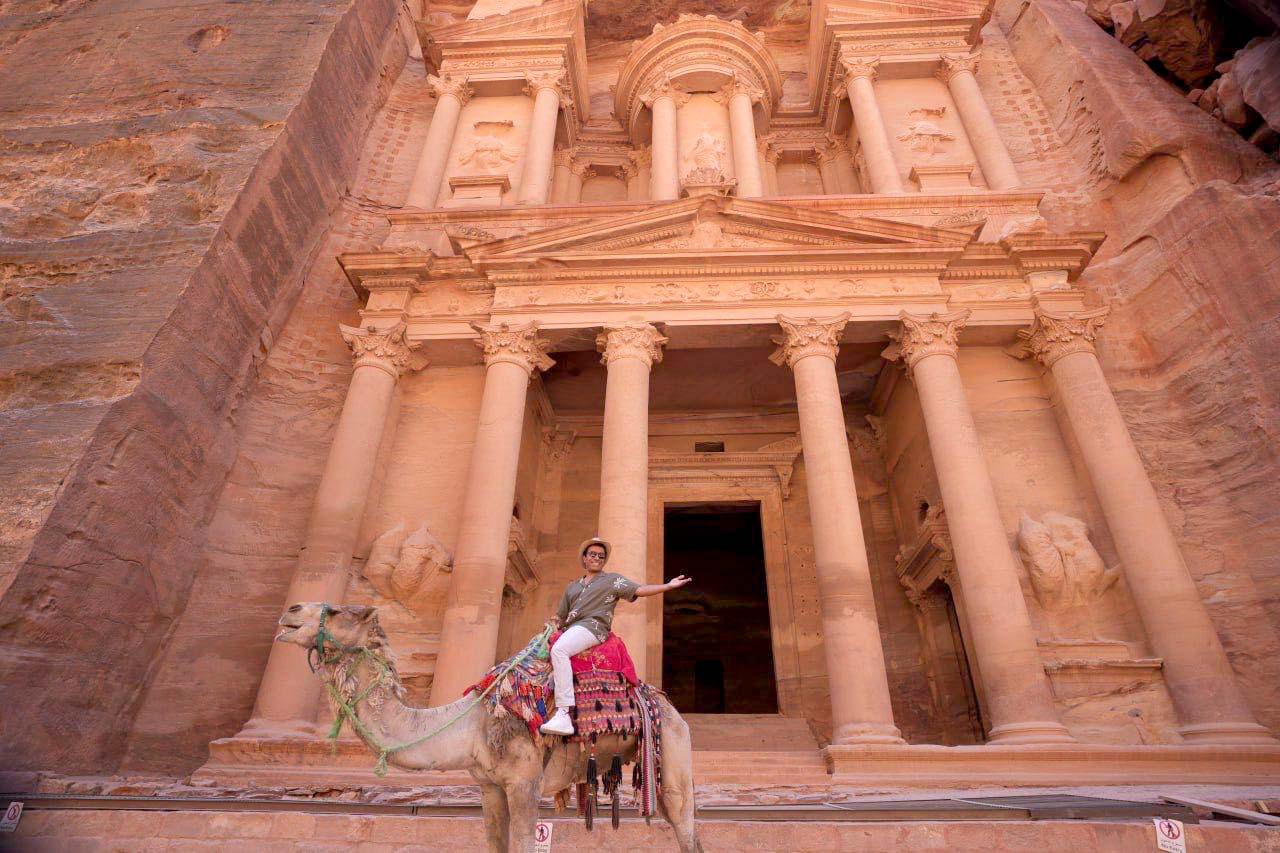 الفنان المصري سامح حسين يزور مدينة البترا الأثرية