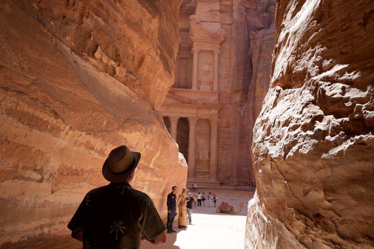 الفنان المصري سامح حسين يزور مدينة البترا الأثرية