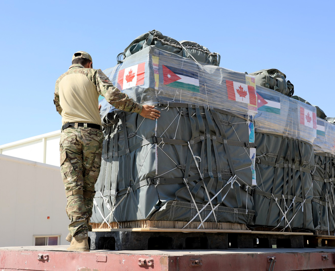 القوات المسلحة الأردنية والإماراتية تواصلان الإنزالات الجوية على قطاع غزة