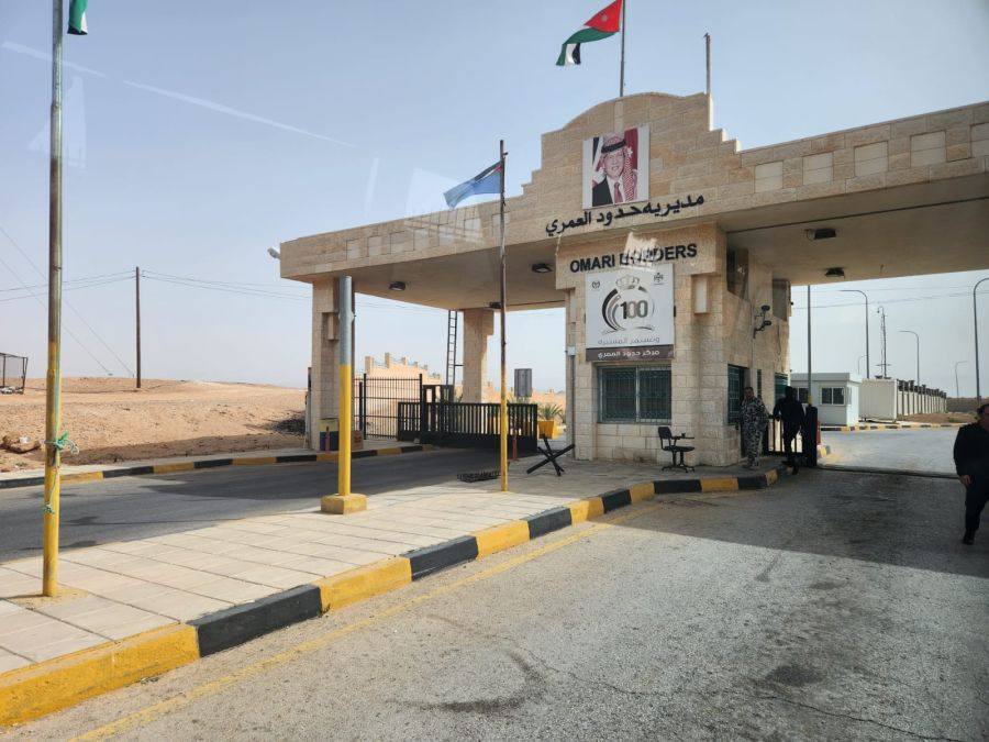 بلدية الأزرق تنفذ حملة موسعة لتحسين الواقع البيئي بمركز حدود العمري