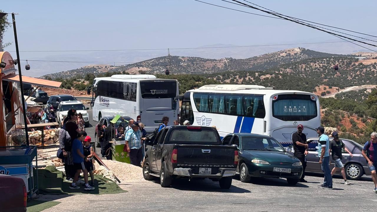 المئات يرتادون مواقع القلعة والتلفريك في عجلون