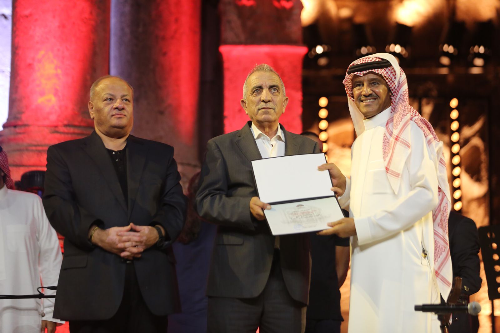 المطرب السعودي خالد عبد الرحمن يضيء المسرح الجنوبي بإبداعاته فيجرش39