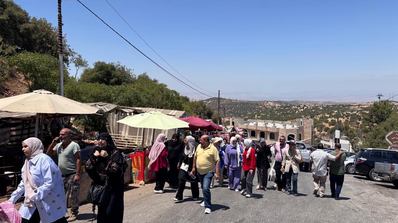 المئات يرتادون مواقع القلعة والتلفريك في عجلون