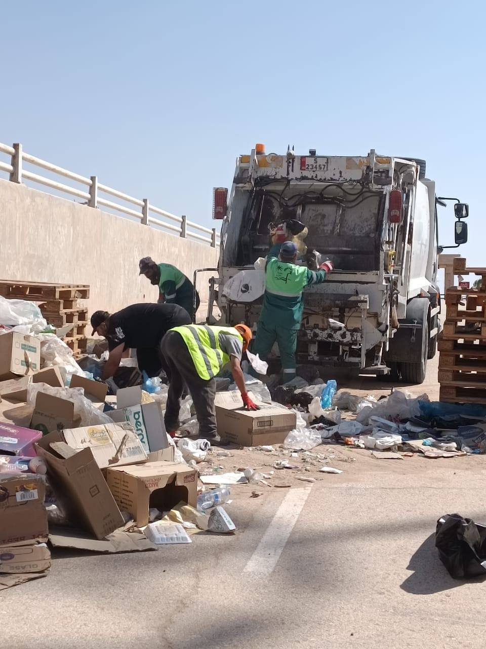 بلدية الأزرق تنفذ حملة موسعة لتحسين الواقع البيئي بمركز حدود العمري
