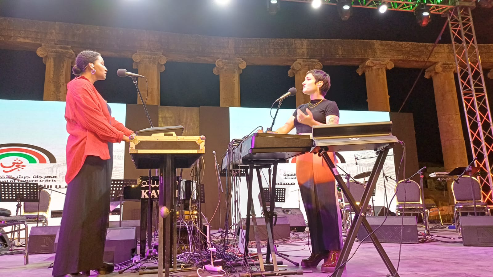 مسرح الساحة الرئيسة يحتفي بموسيقى الشرق والغرب بجرش39