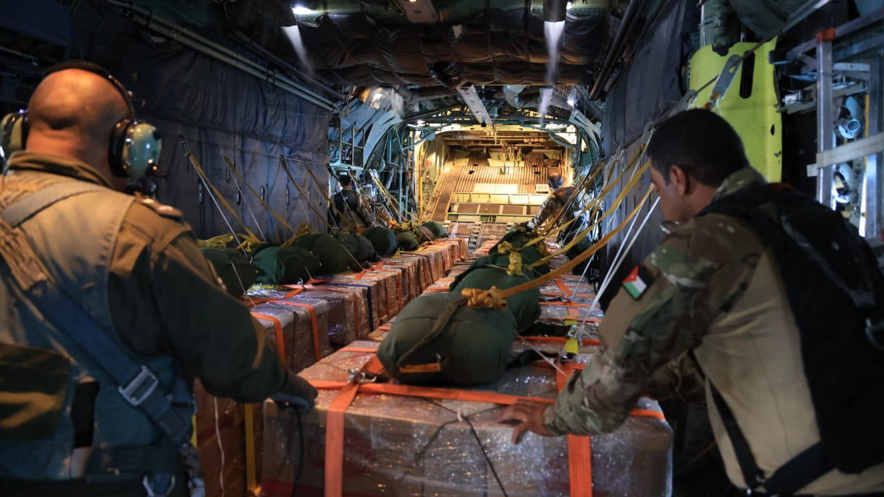 القوات المسلحة الأردنية تنفذ 5 إنزالات جوية بمشاركة عدد من الدول الشقيقة والصديقة