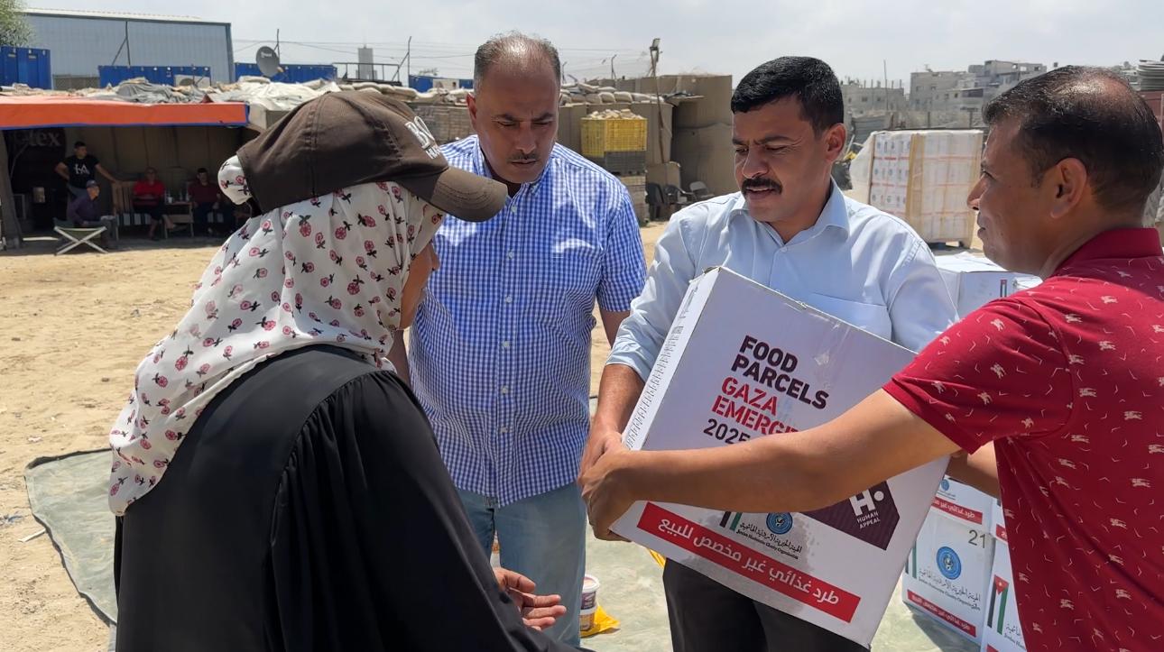 المستشفى الميداني الأردني جنوب غزة 7 يوزع مساعدات غذائية لأهالي القطاع