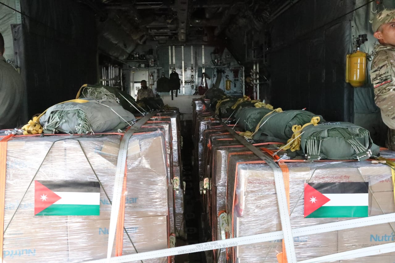 القوات المسلحة الأردنية تواصل إرسال المساعدات جواً مع دول شقيقة وصديقة على قطاع غزة