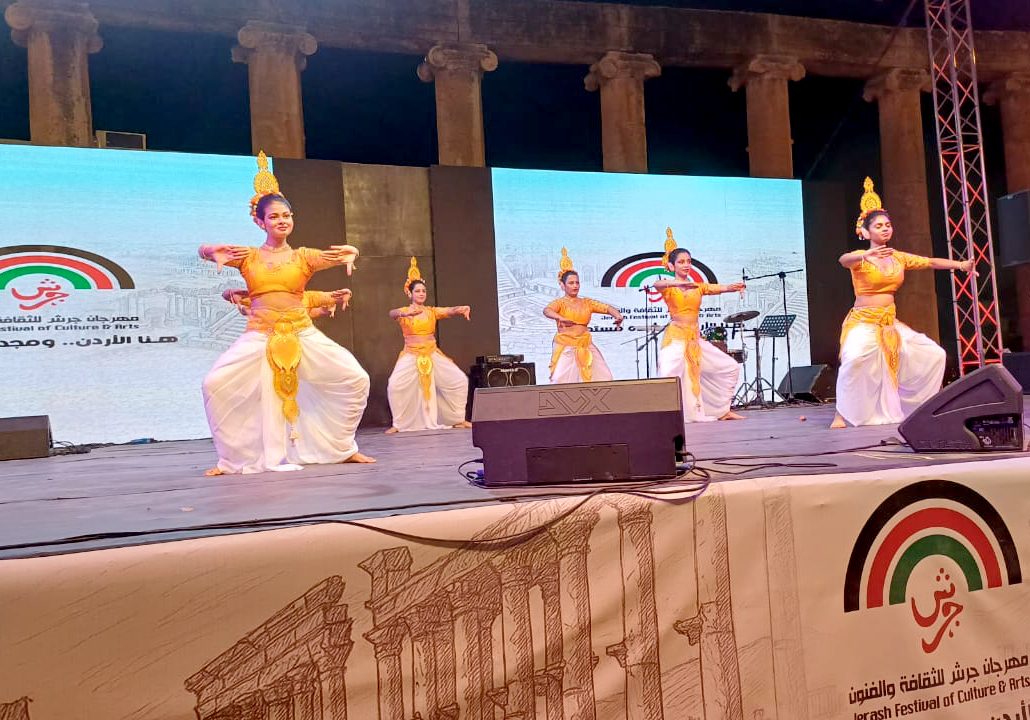 الفنانة الاردنية مكادي نحاس تلهب ختام فعاليات الساحة الرئيسة بجرش 39