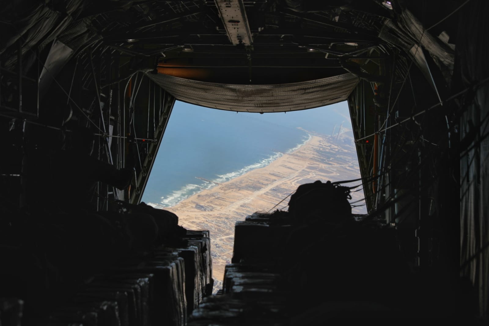 القوات المسلحة الأردنية تواصل إرسال المساعدات جواً مع دول شقيقة وصديقة على قطاع غزة