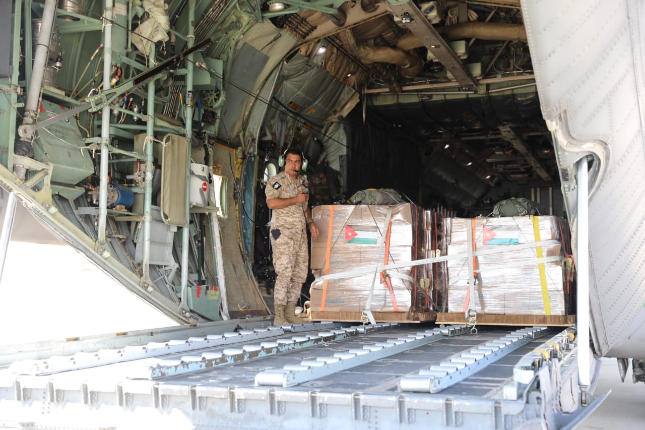 القوات المسلحة الأردنية تواصل إرسال المساعدات جواً مع دول شقيقة وصديقة على قطاع غزة