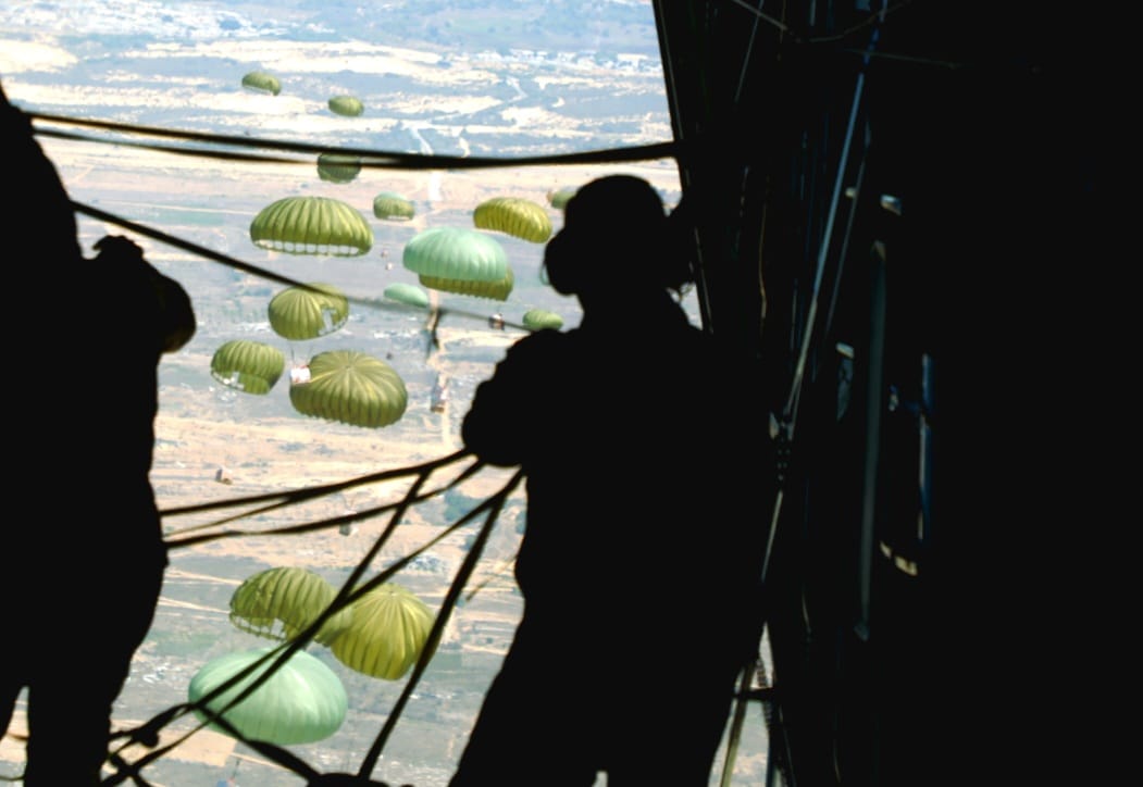 القوات المسلحة الأردنية تستمر بإرسال المساعدات إلى قطاع غزة جواً