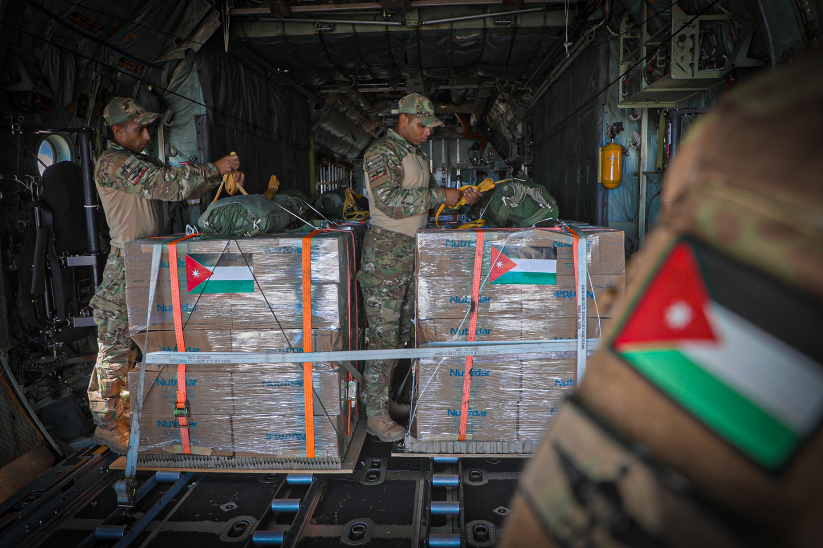 القوات المسلحة الأردنية تستمر بإرسال المساعدات إلى قطاع غزة جواً