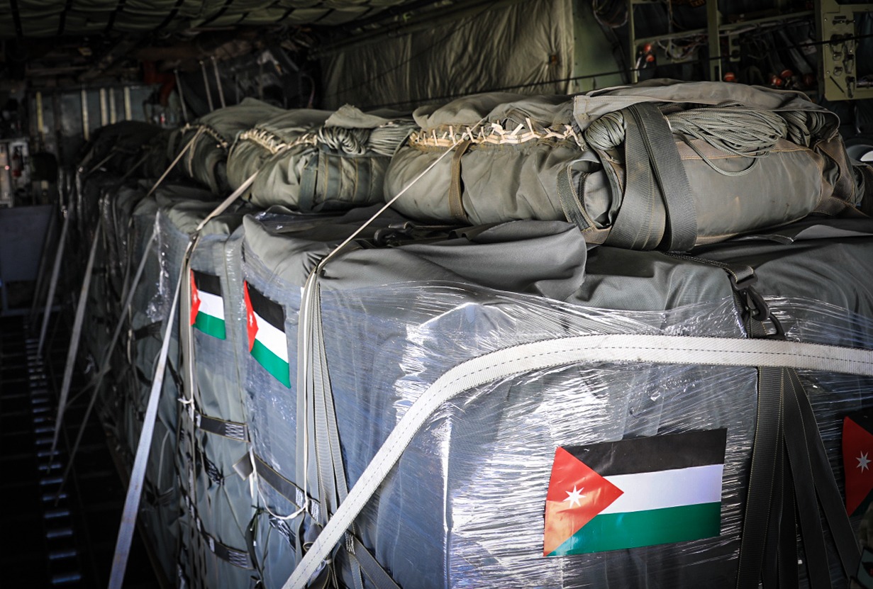 القوات المسلحة الأردنية تستمر بإرسال المساعدات إلى قطاع غزة جواً