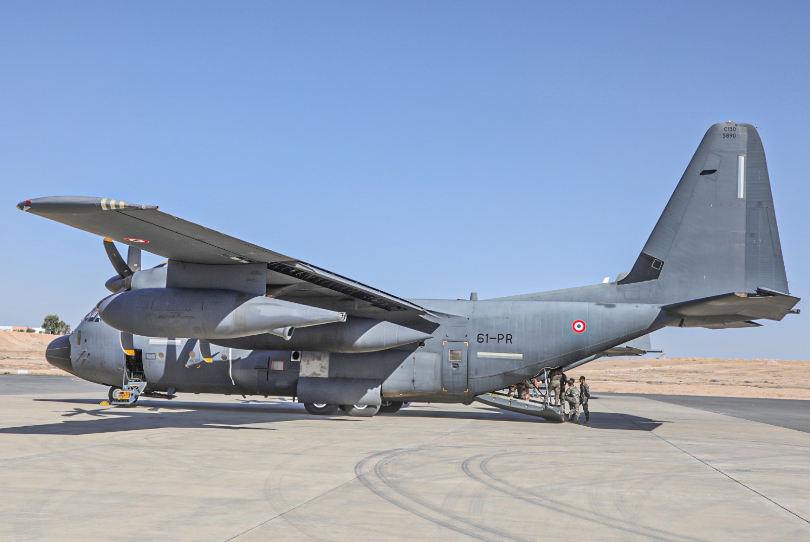 القوات المسلحة الأردنية تستمر بإرسال المساعدات إلى قطاع غزة جواً