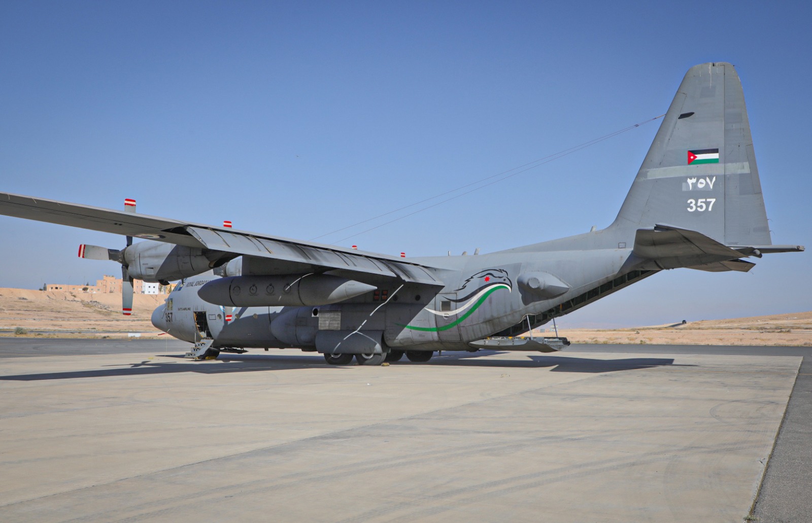 القوات المسلحة الأردنية تستمر بإرسال المساعدات إلى قطاع غزة جواً