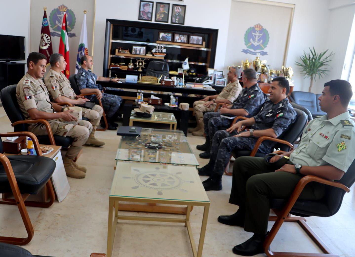 وفد عسكري مصري يزور القوة البحرية والزوارق الملكية