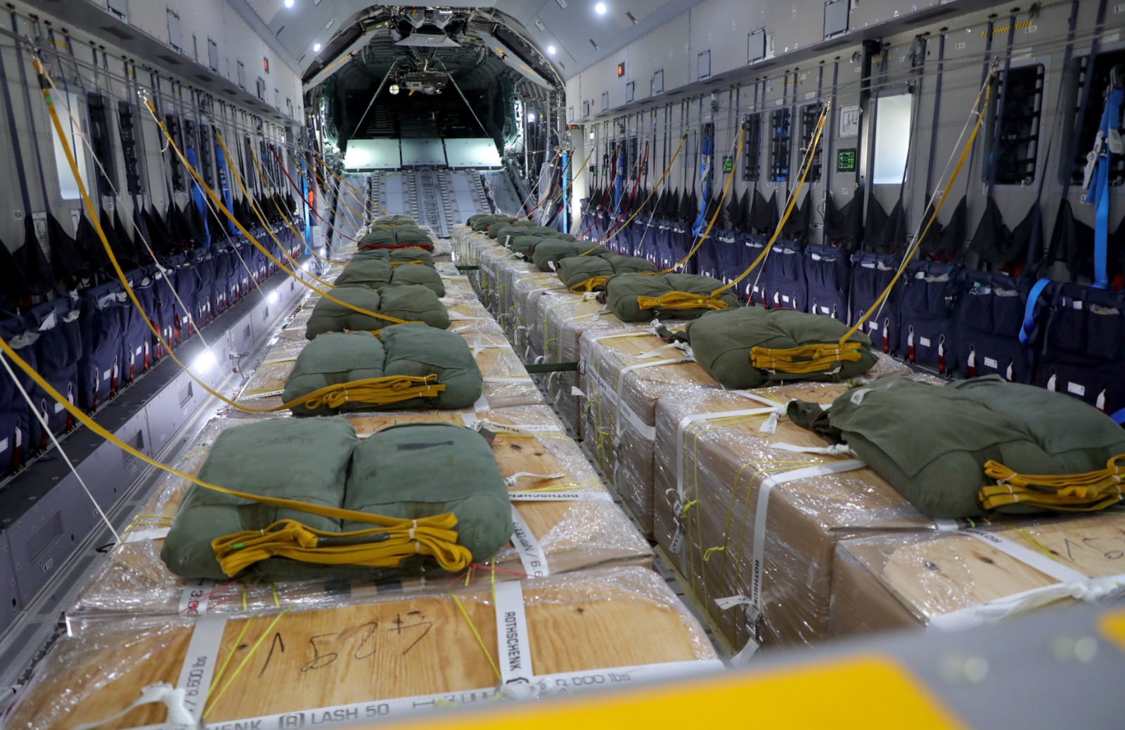 القوات المسلحة الأردنية تستمر بإرسال المساعدات إلى قطاع غزة جواً