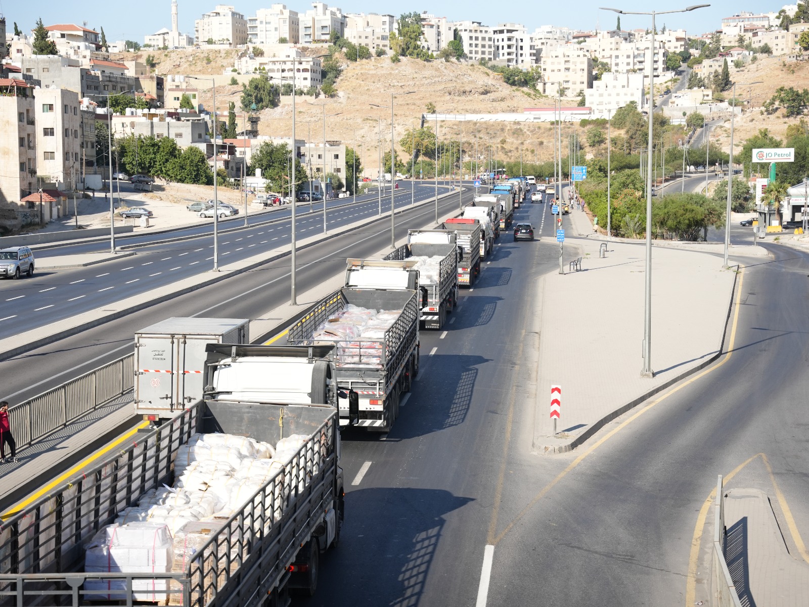 عبور قافلة مساعدات أردنية جديدة مكونة من 38 شاحنة لأهلنا بغزة