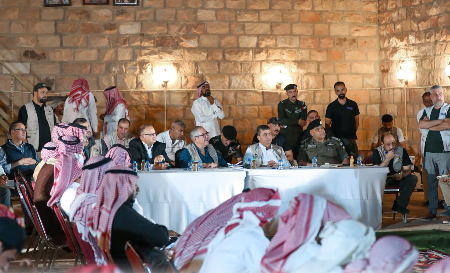 رئيس العقبة الخاصة والمحافظ يطلعان على احتياجات أهالي رم