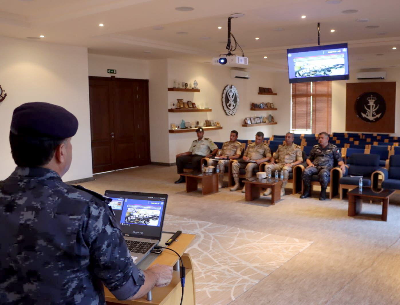 وفد عسكري مصري يزور القوة البحرية والزوارق الملكية