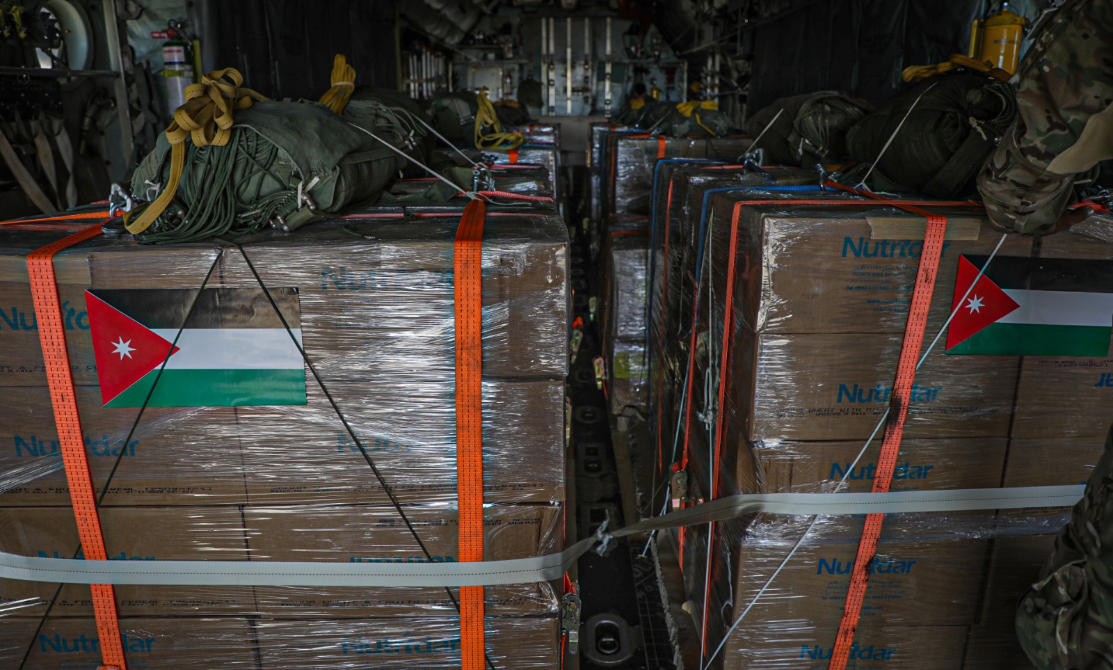 القوات المسلحة الأردنية تستمر بإرسال المساعدات إلى قطاع غزة جواً