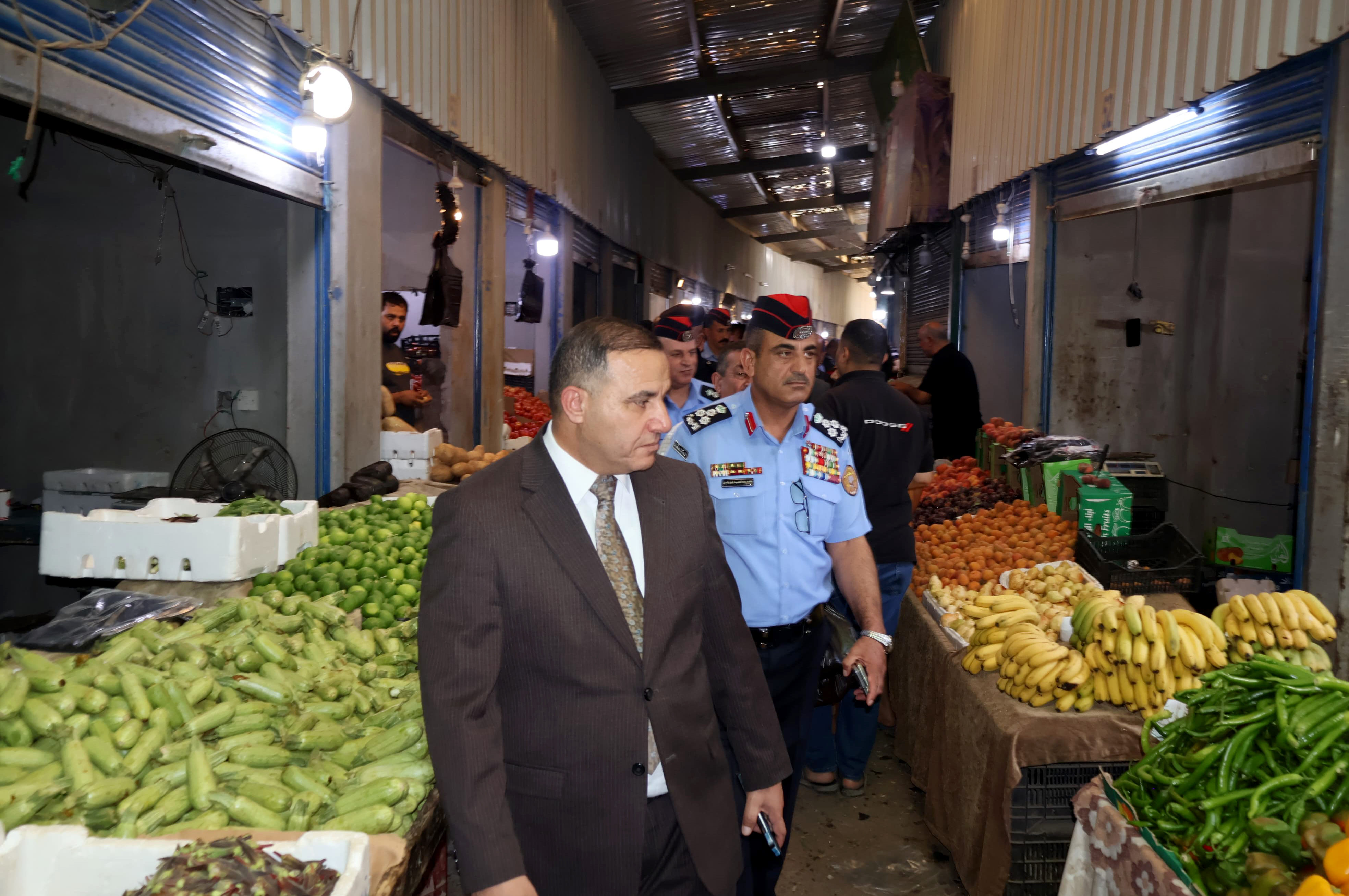 محافظ الزرقاء يؤكد ضرورة الانضباط في الوسط التجاري وتنظيم الأسواق