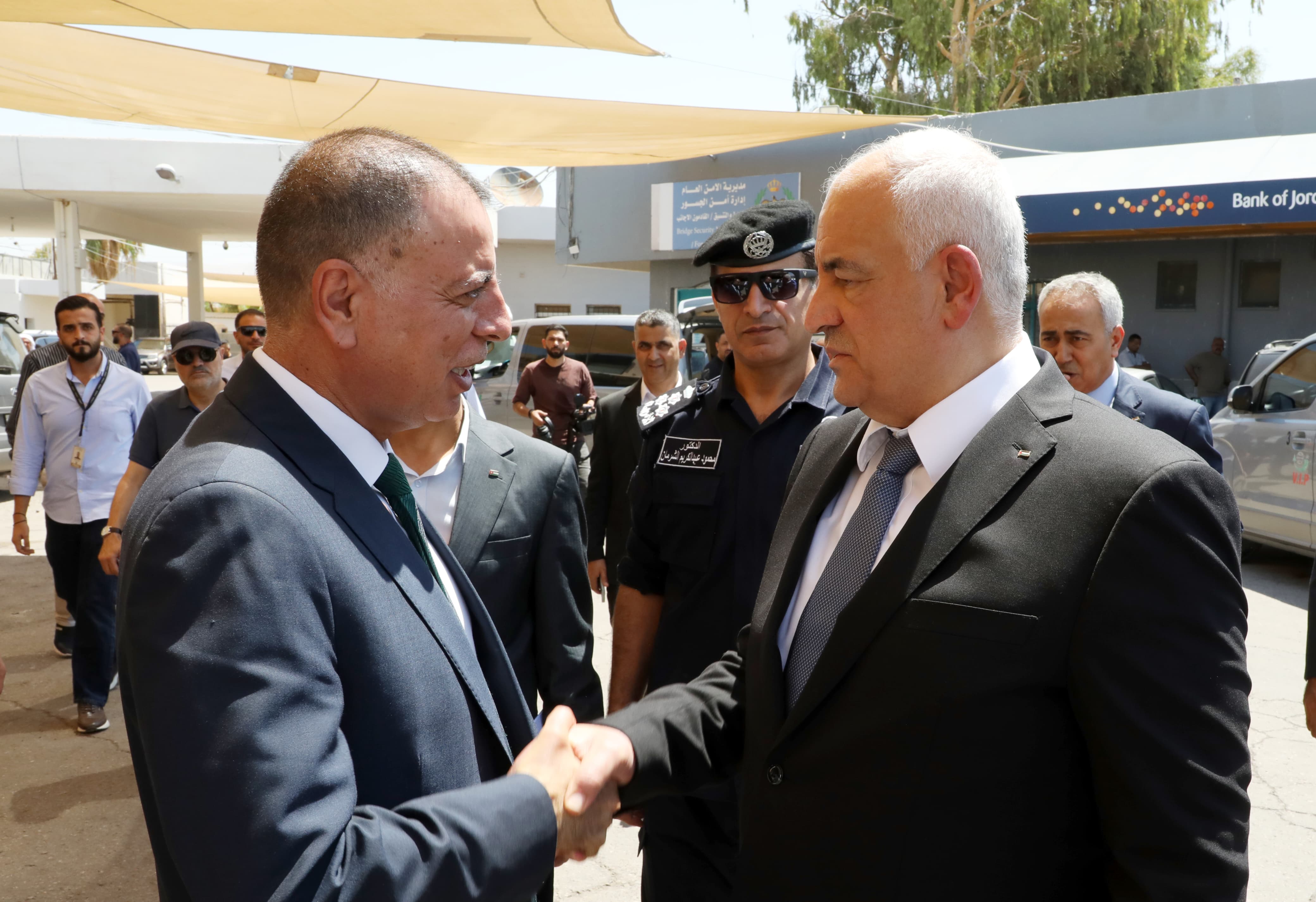 وزير الداخلية ونظيره الفلسطيني يبحثان تعزيز التعاون وتطوير آليات العمل في جسر الملك حسين