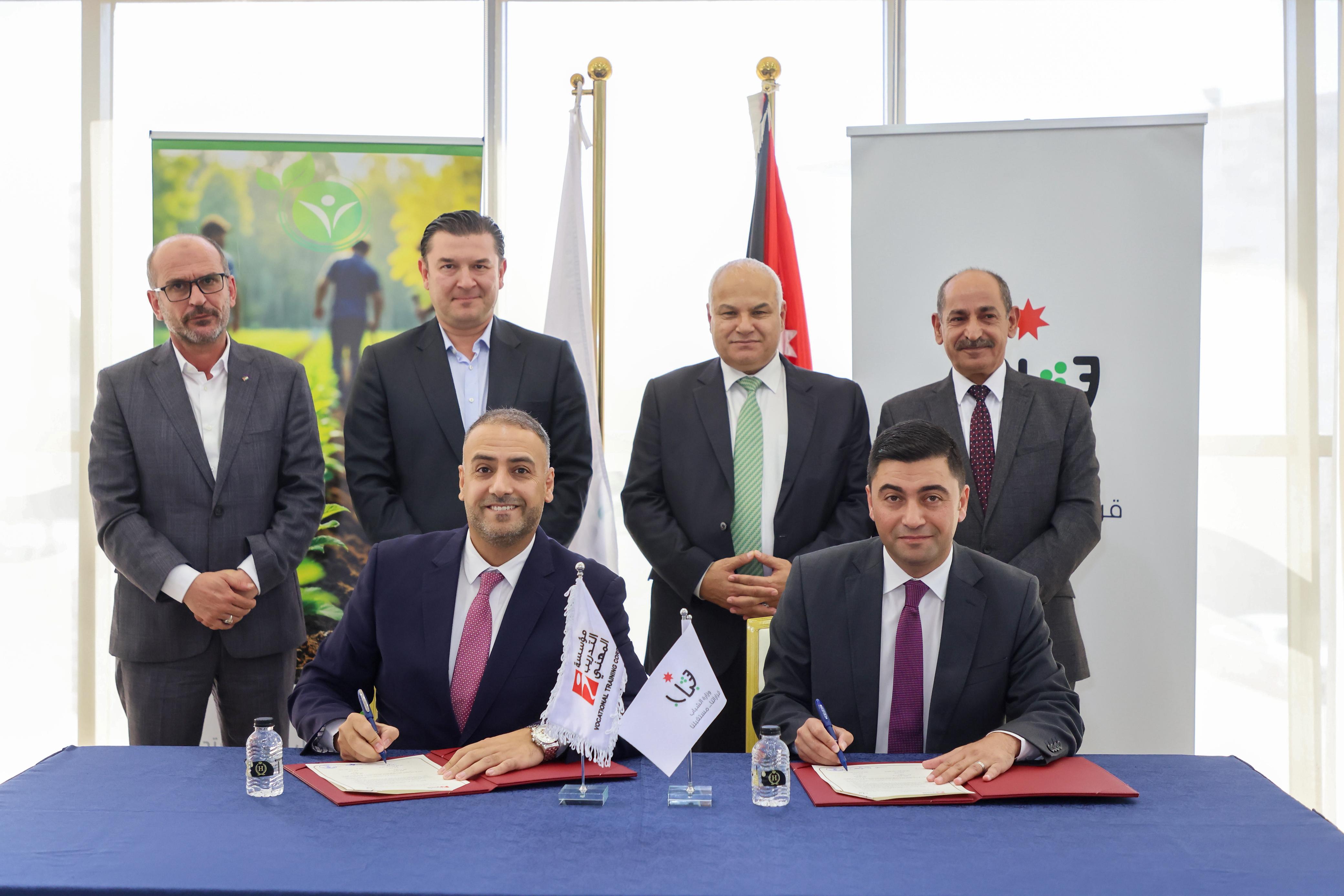 توقيع ملحق اتفاقية لتأهيل مهندسين زراعيين في مجال المسطحات الخضراء الرياضية