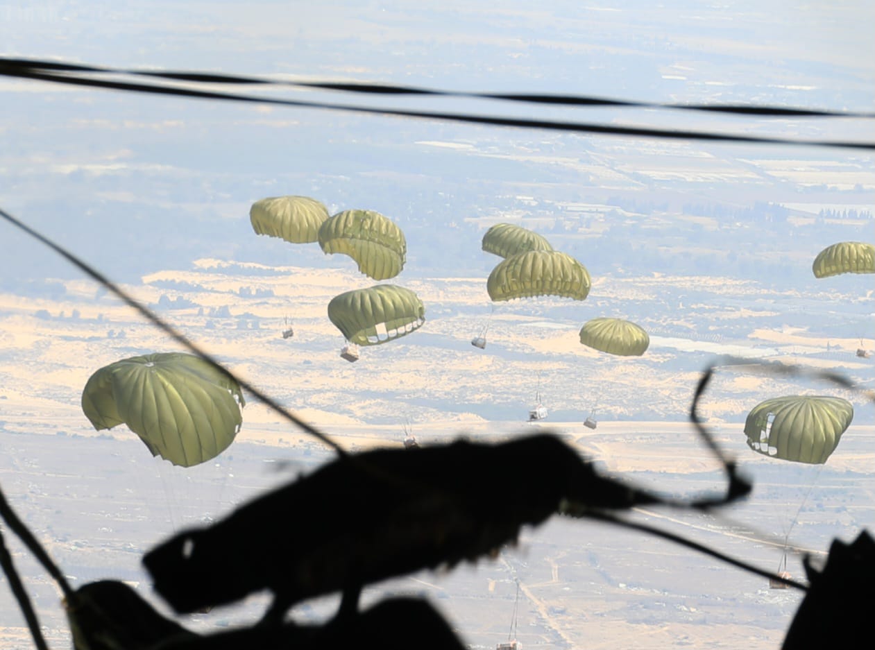 القوات المسلحة الأردنية تنفذ 6 إنزالات جوية جديدة للمساعدات على غزة بمشاركة دولية