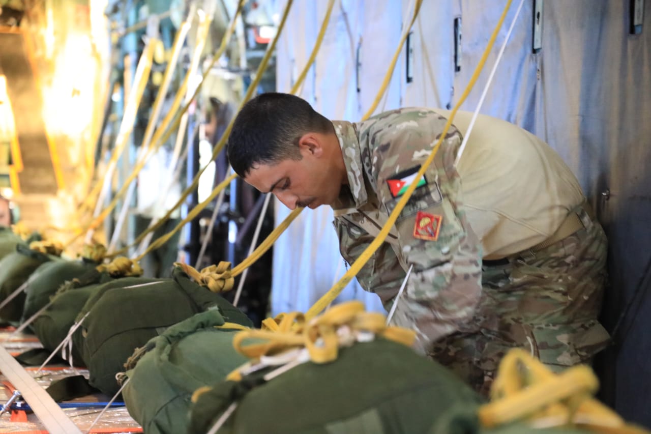 القوات المسلحة الأردنية تنفذ 6 إنزالات جوية جديدة للمساعدات على غزة بمشاركة دولية