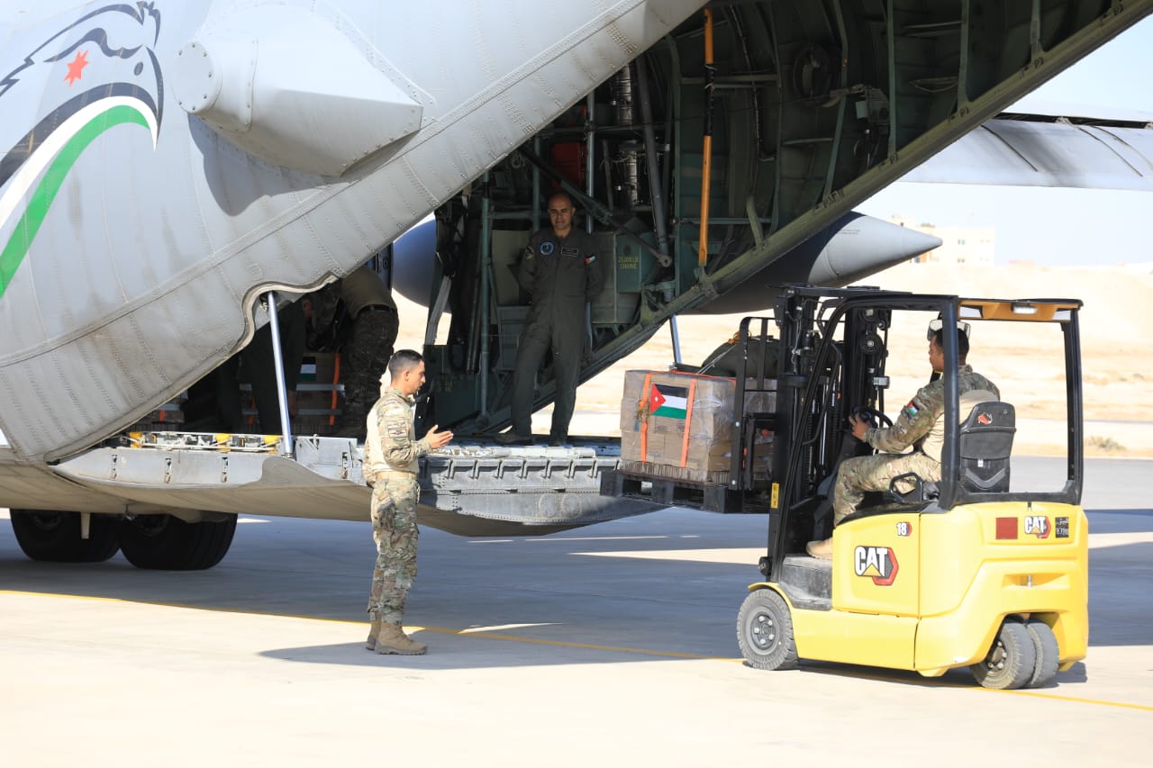 القوات المسلحة الأردنية تنفذ 6 إنزالات جوية جديدة للمساعدات على غزة بمشاركة دولية