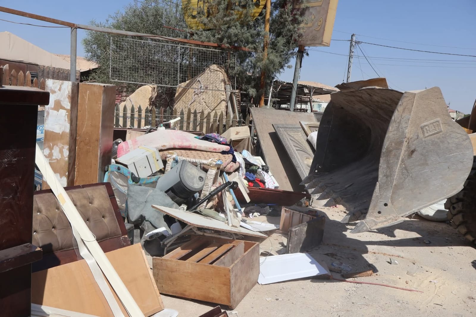 بلدية الزرقاء تنفذ حملة إزالة شاملة للاعتداءات على الأرصفة