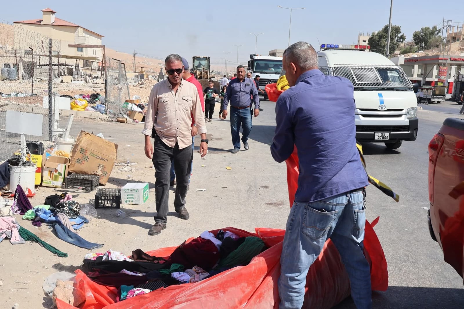 بلدية الزرقاء تنفذ حملة إزالة شاملة للاعتداءات على الأرصفة