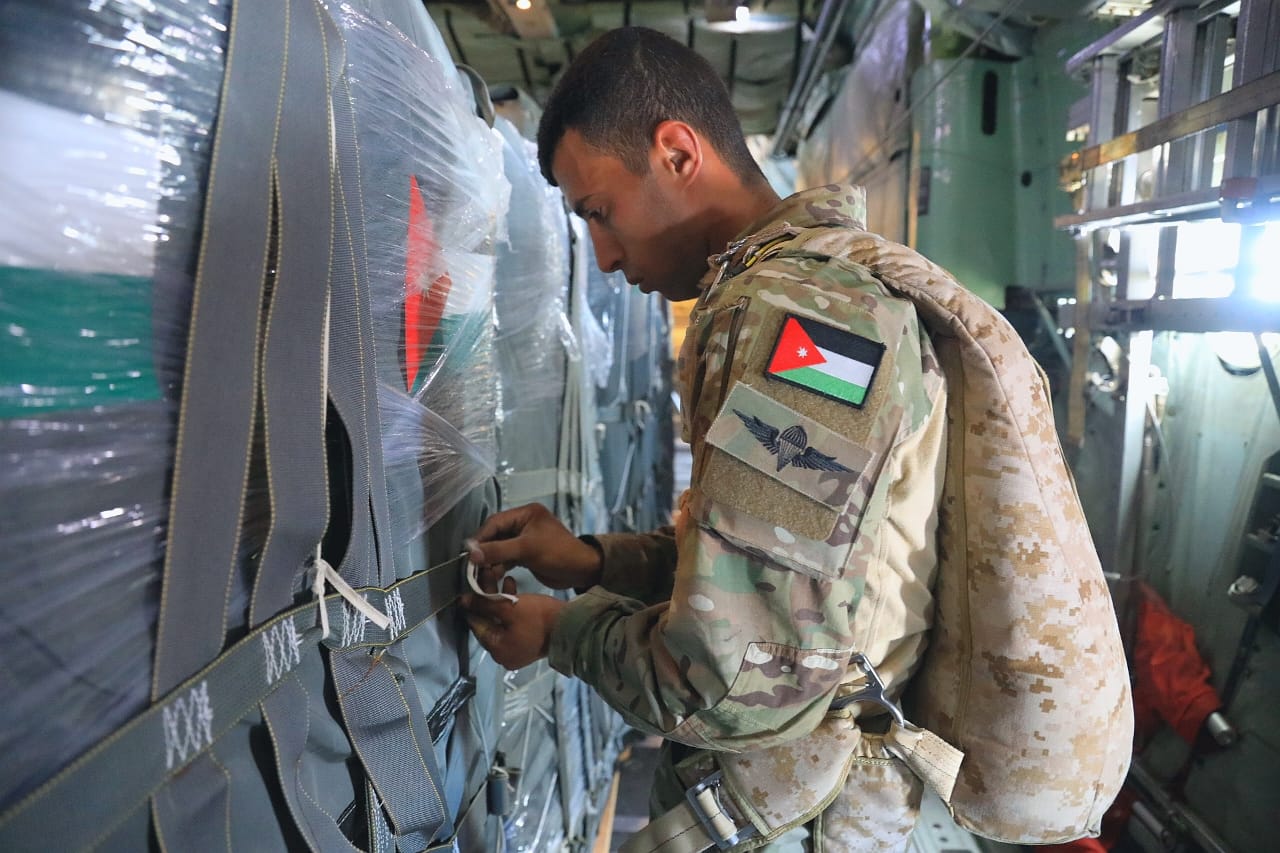 القوات المسلحة الأردنية تنفذ إنزالات جوية جديدة للمساعدات على غزة بمشاركة دولية