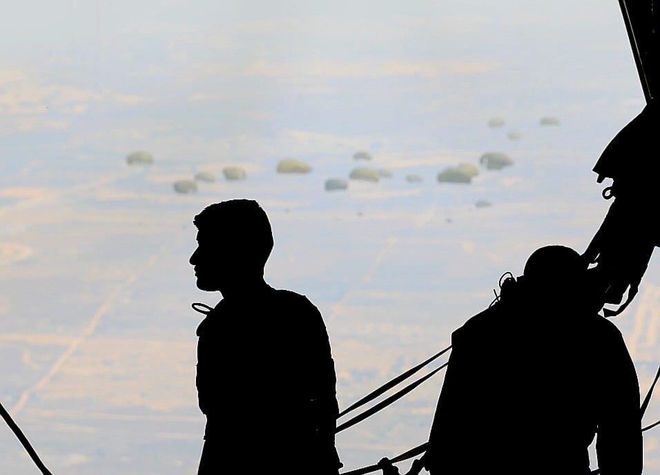 القوات المسلحة تنفذ إنزالات جوية جديدة على قطاع غزة