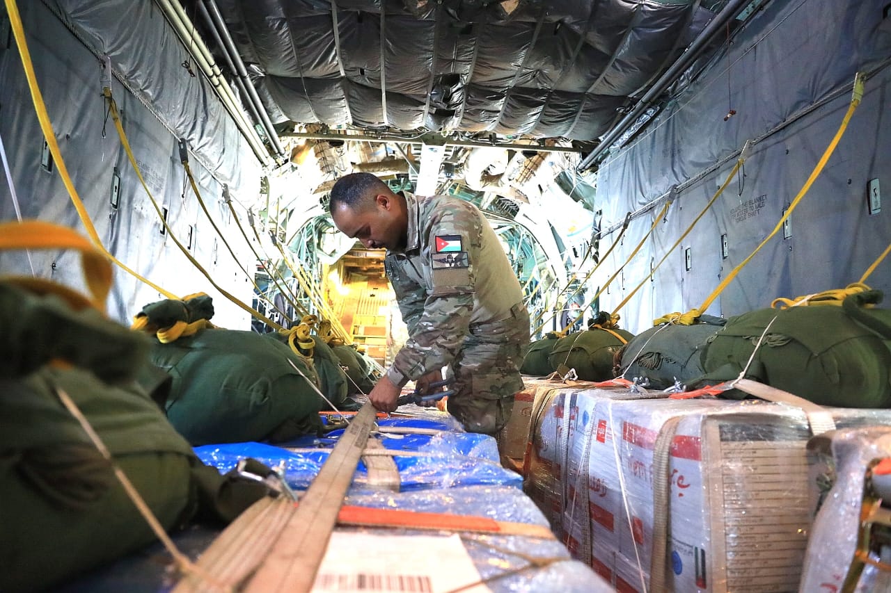 القوات المسلحة تنفذ إنزالات جوية جديدة على قطاع غزة