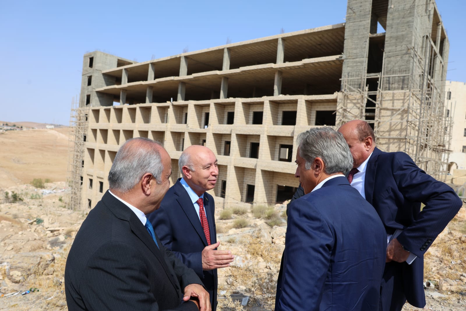 رئيس الوزراء يتفقد ستة مواقع تنموية وخدمية في محافظة الكرك