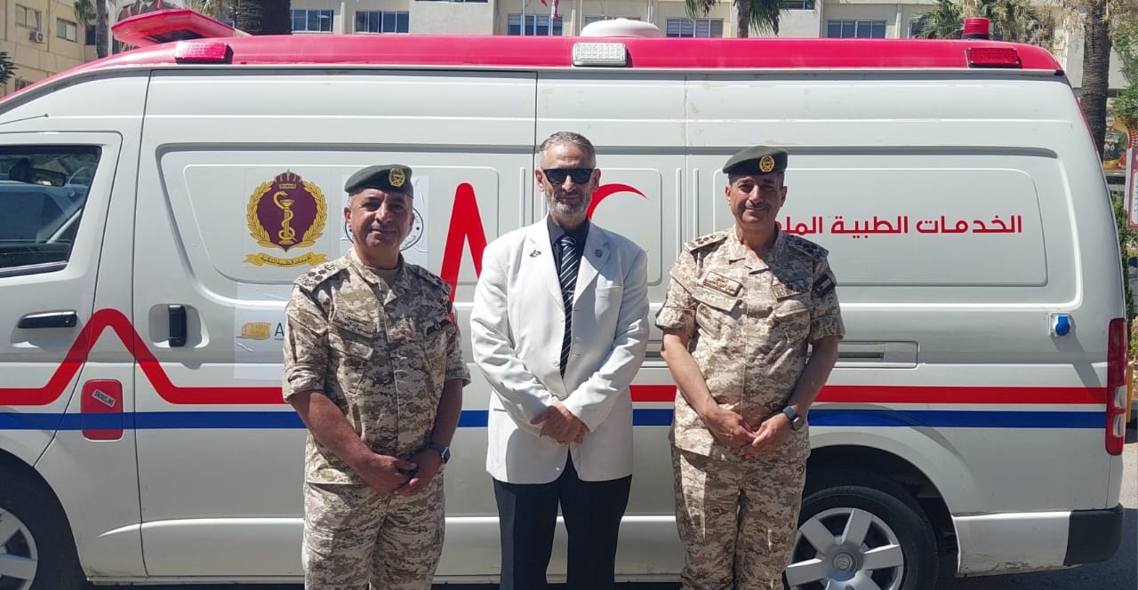 القوات المسلحة تتسلم سيارات إسعاف من منظمة باكستانية لصالح مرضى غزة