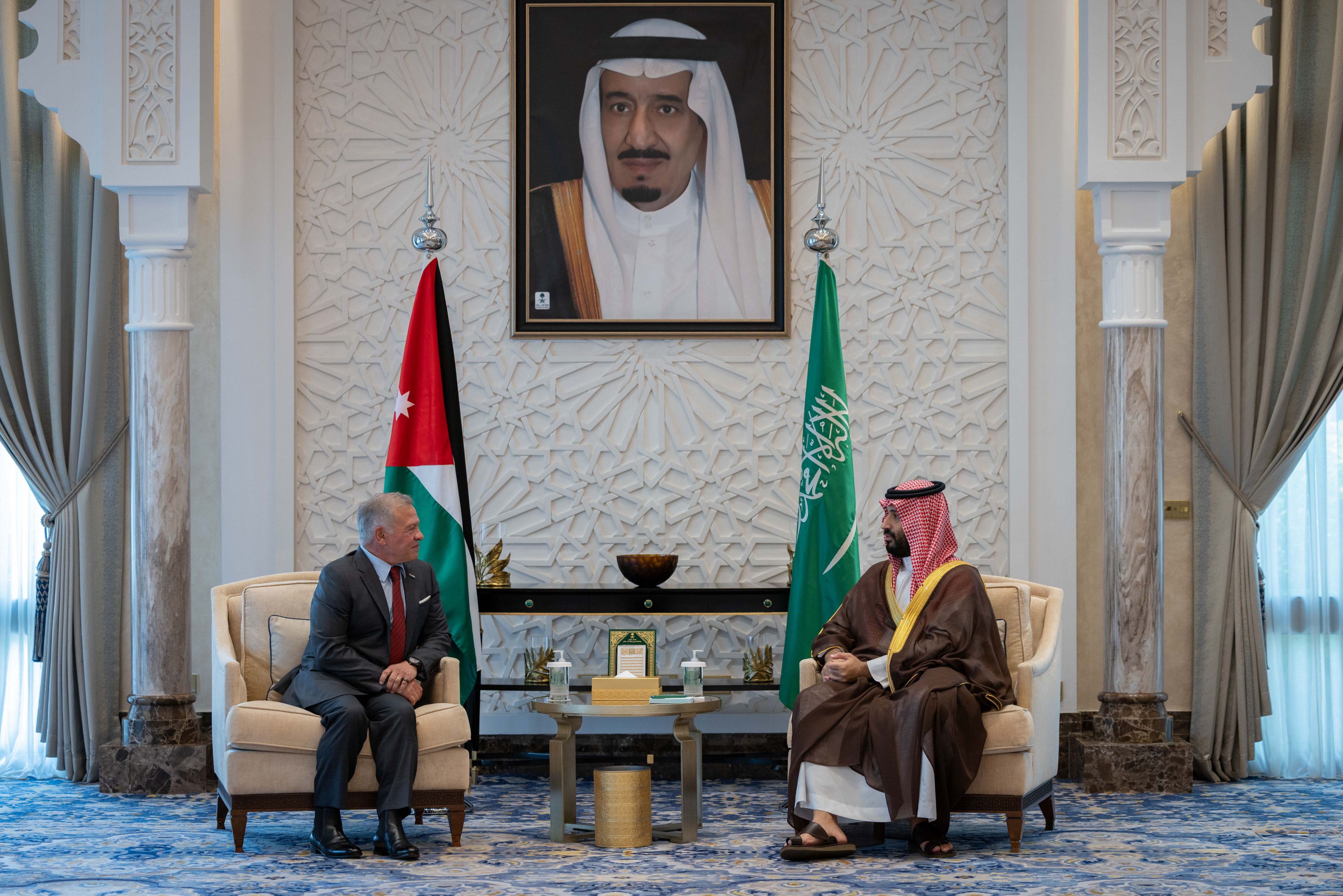 الملك يلتقي ولي العهد السعودي بمدينة نيوم