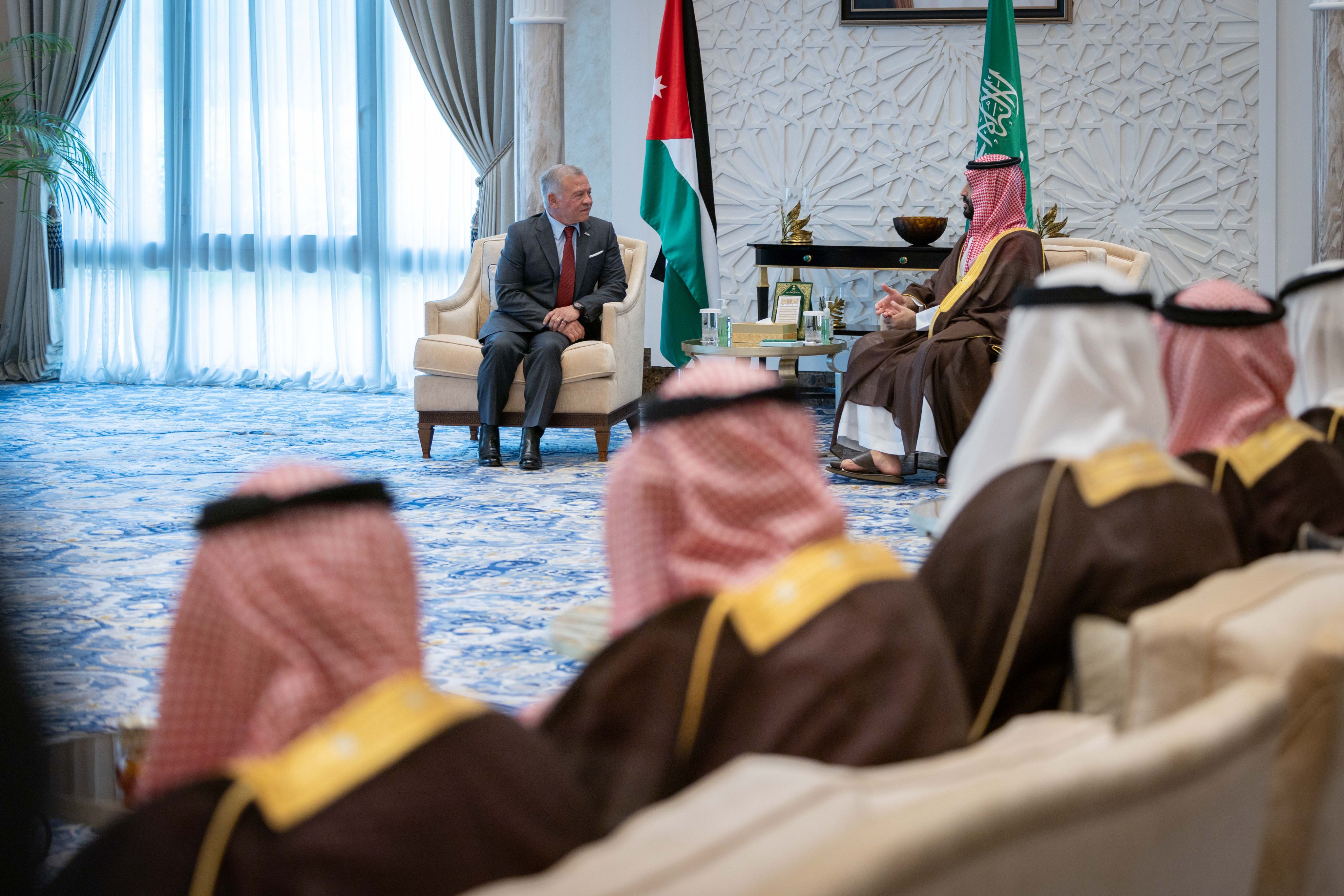 الملك يلتقي ولي العهد السعودي بمدينة نيوم