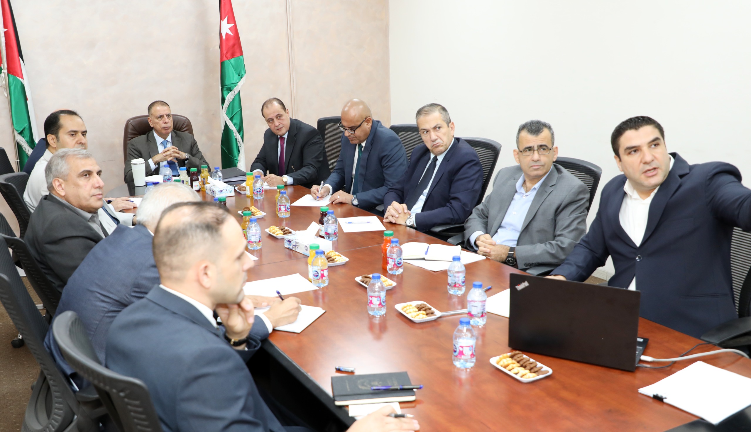 وزير الداخلية يتابع تقييم المستجدات المتعلقة بتعزيز سلامة نقل المواد الخطرة