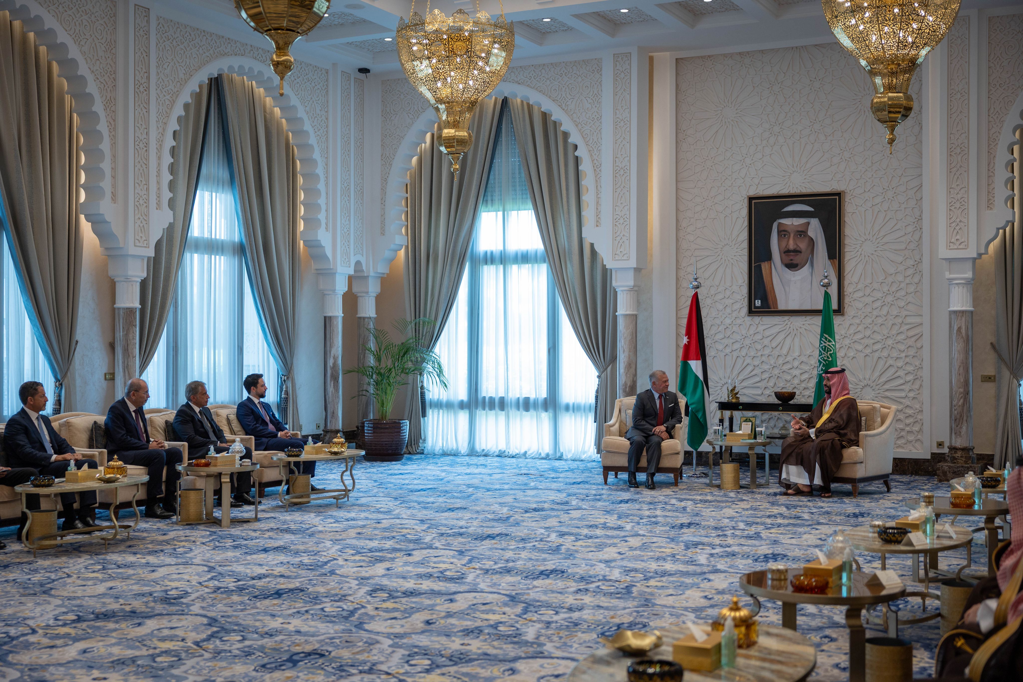 الملك يلتقي ولي العهد السعودي بمدينة نيوم