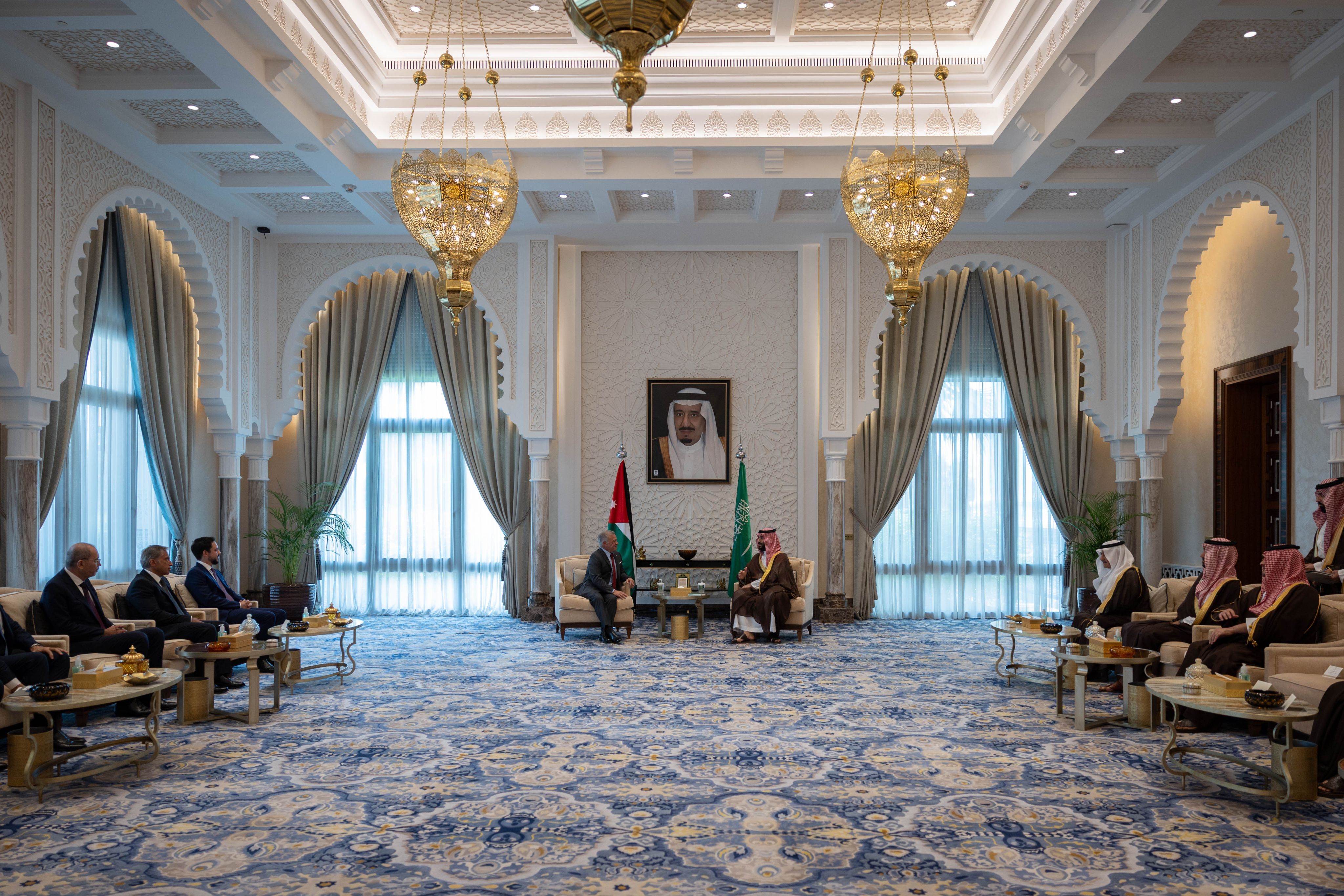 الملك يلتقي ولي العهد السعودي بمدينة نيوم