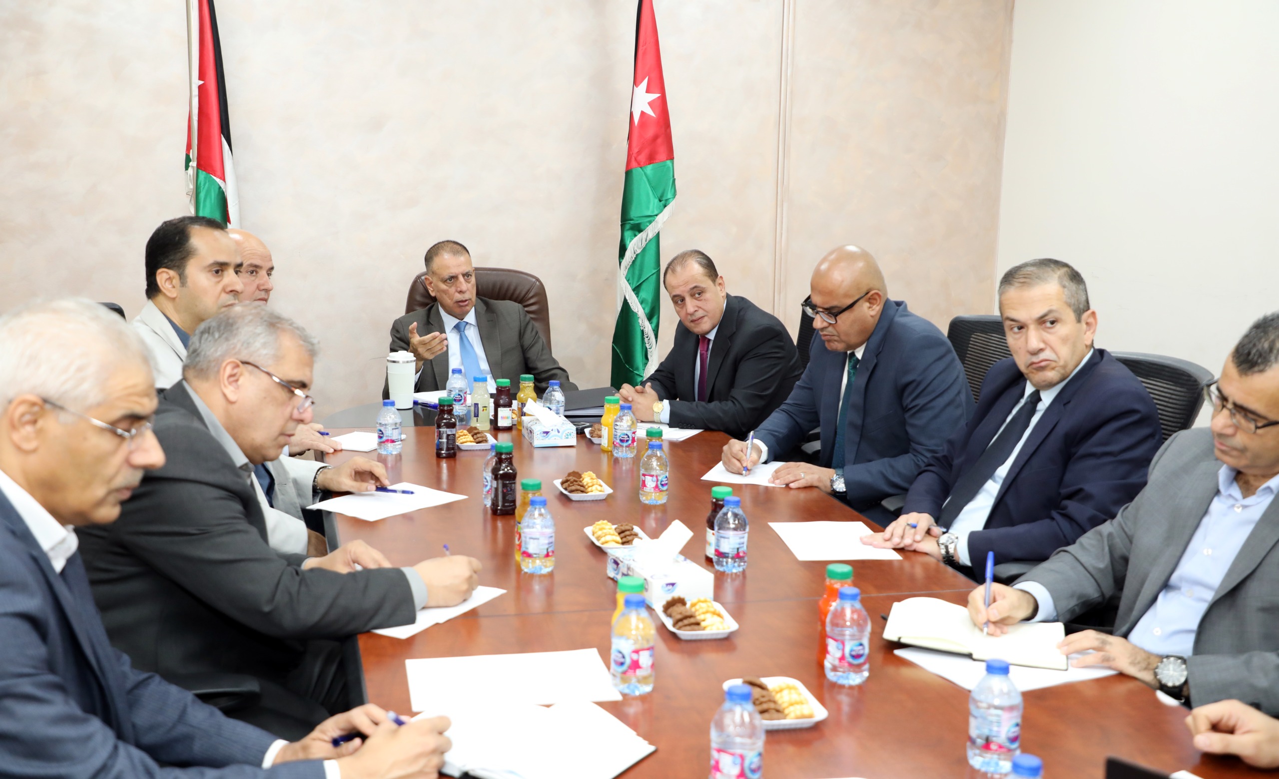 وزير الداخلية يتابع تقييم المستجدات المتعلقة بتعزيز سلامة نقل المواد الخطرة