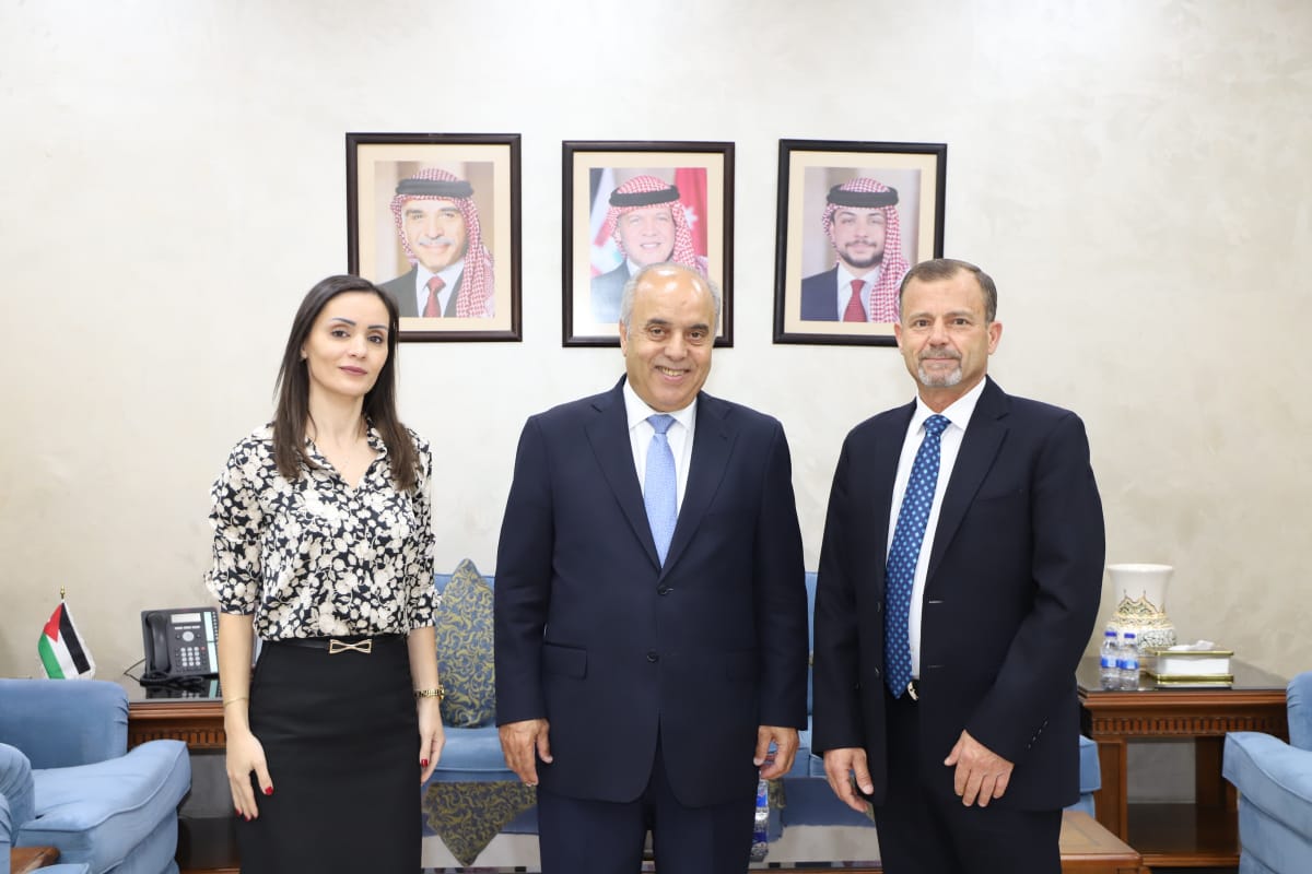 التربية توقع اتفاقية لتنفيذ تطبيق يعزز التواصل بين المعلمين وأولياء الأمور