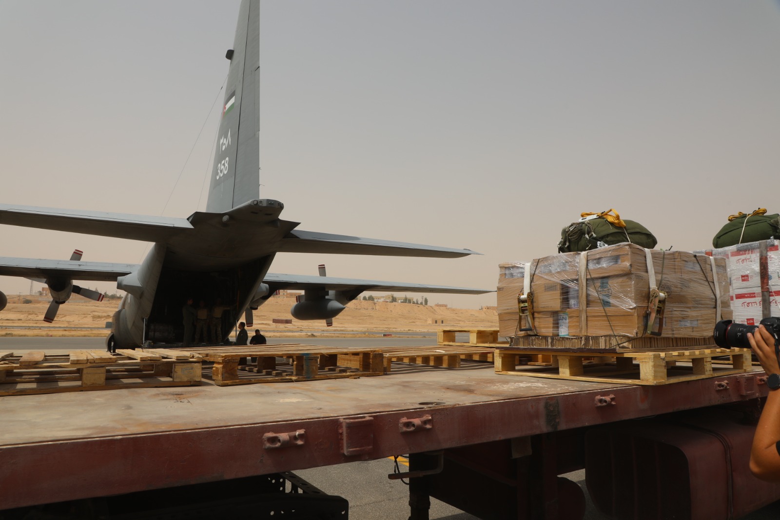 الأردن يواصل إرسال المساعدات إلى غزة عبر إنزالات جوية جديدة