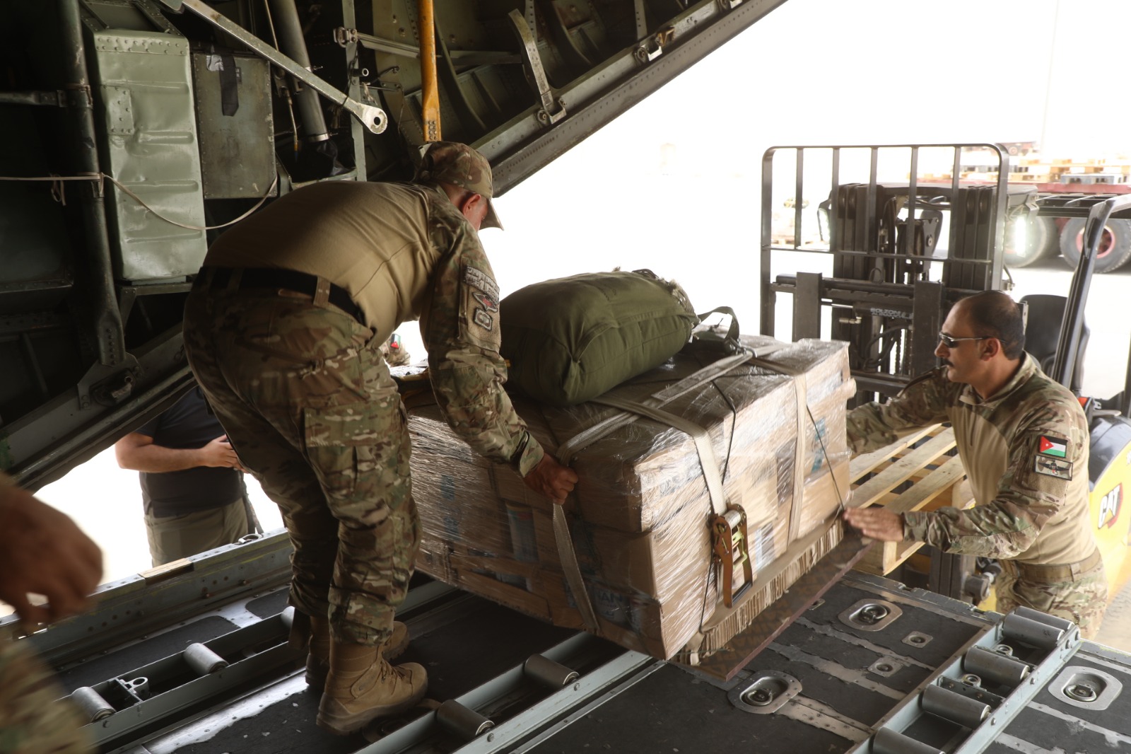 الأردن يواصل إرسال المساعدات إلى غزة عبر إنزالات جوية جديدة