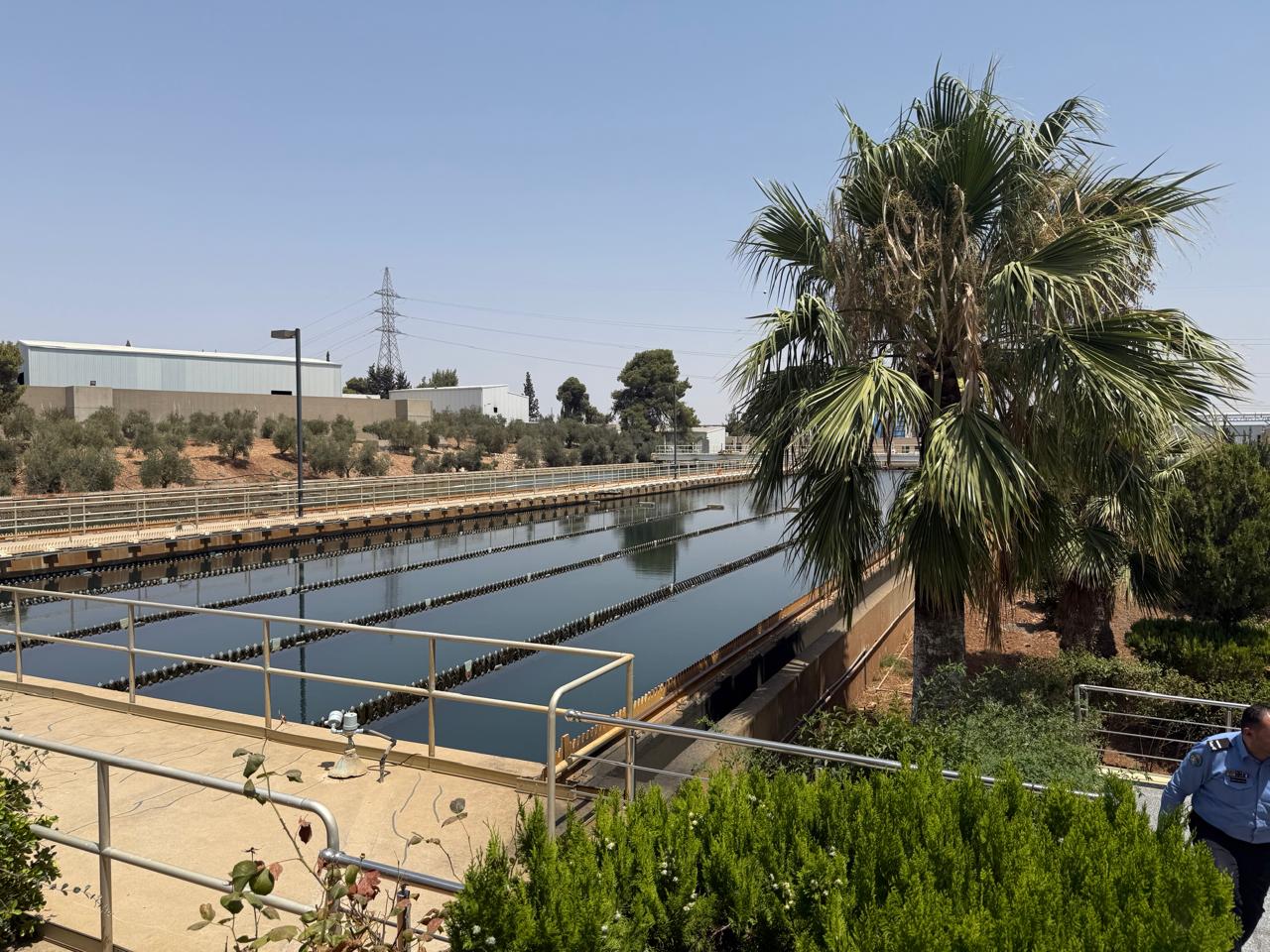 وزير المياه يتفقد مرافق للتزويد المائي